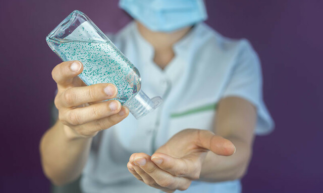 MER SKÅNSOMT ENN VASK: Håndsprit er faktisk mer skånsomt for huden enn vanlig håndvask. Foto: NTB Scanpix/Shutterstock MER SKÅNSOMT ENN VASK: Håndsprit er faktisk mer skånsomt for huden enn vanlig håndvask. Foto: NTB Scanpix/Shutterstock